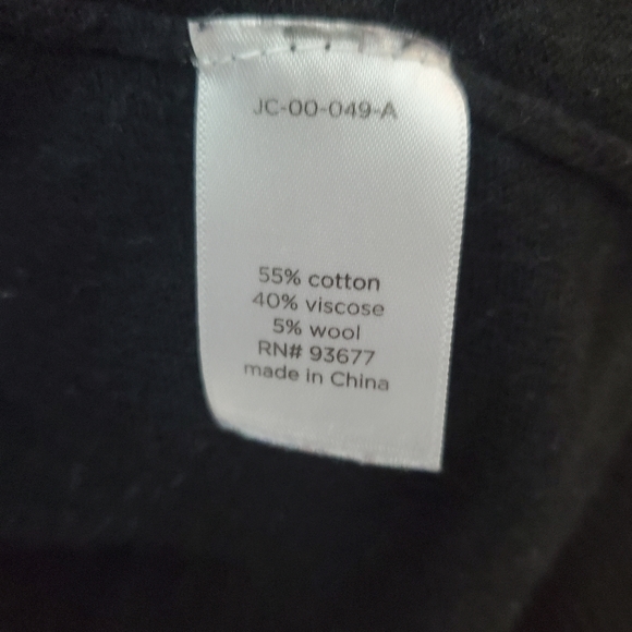 🖤 Sweater 🖤 - Picture 3 of 7